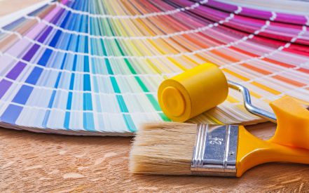 Farben, Pinsel und Malerzubehör